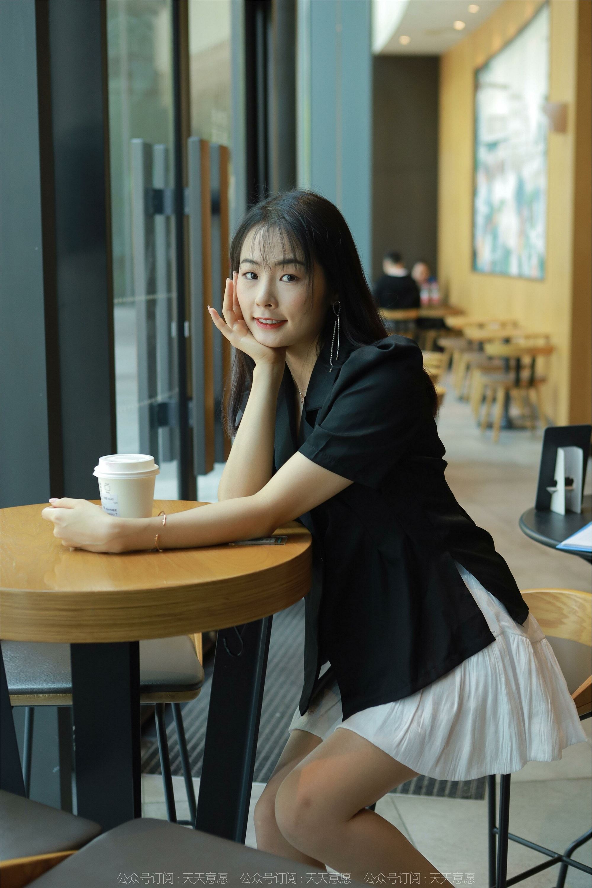 IESS异思趣向  2022.05.06 丝享家 1080：小金《简约黑色凉鞋》